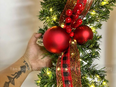 Dây lá thông Noel châu mờ ruy băng đỏ dài 3M [Bản lớn - Nhiều lá - Đèn đom đóm] DAYLA-04